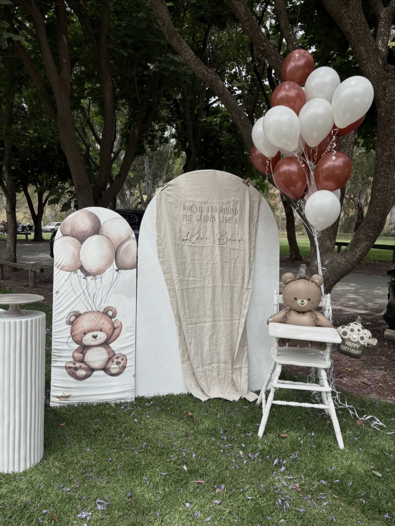 Teddy bear themed first birthday styling with arches, balloons and high chair